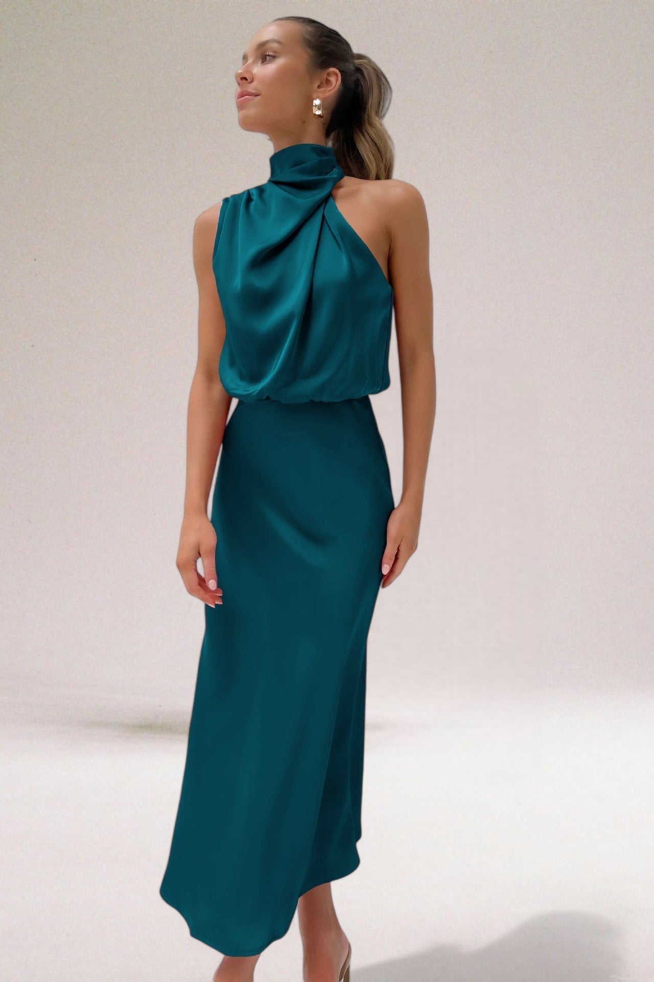 Flavia™ | Robe glamour en satin avec encolure