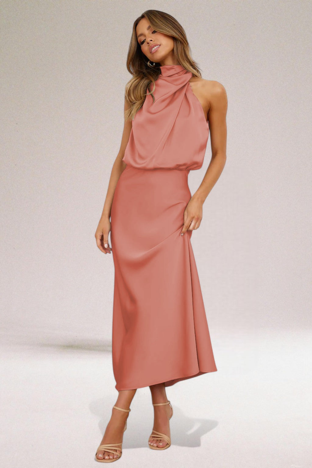 Flavia™ | Robe glamour en satin avec encolure