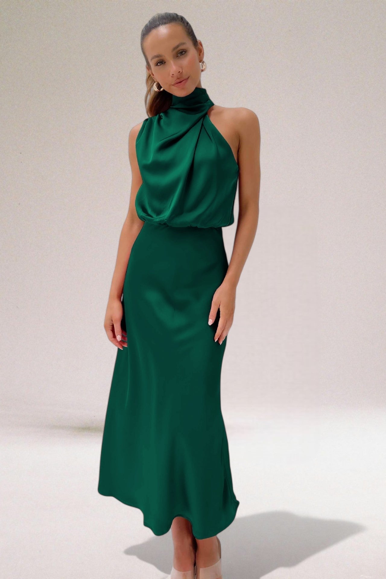Flavia™ | Robe glamour en satin avec encolure
