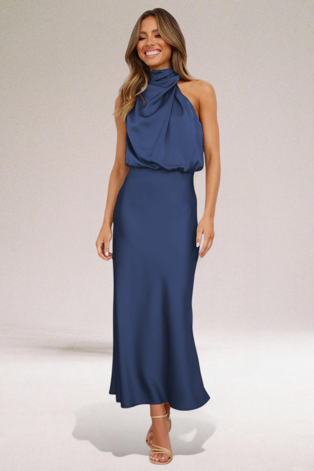 Flavia™ | Robe glamour en satin avec encolure